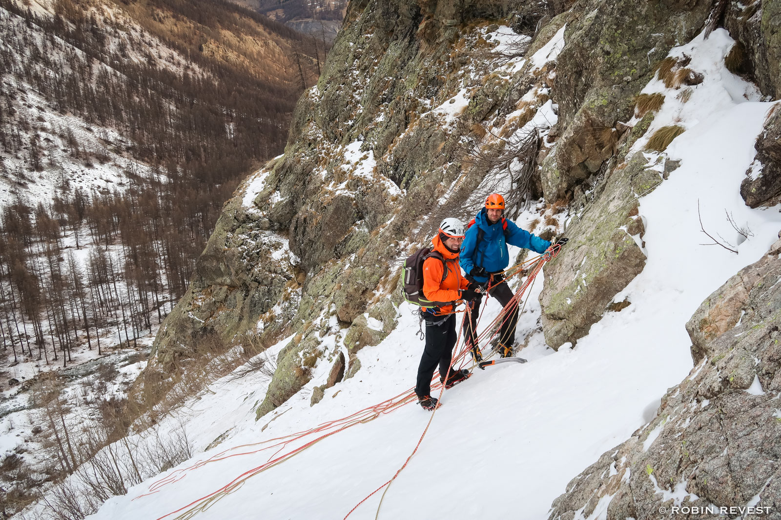 Alpiniste dans la goulotte la Canaille 2