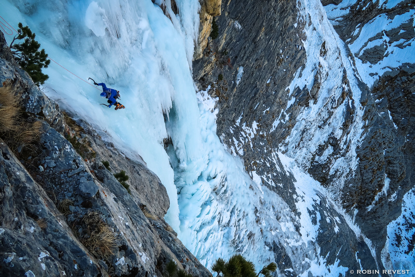 Escalade sur une cascade de glace avec un Guide