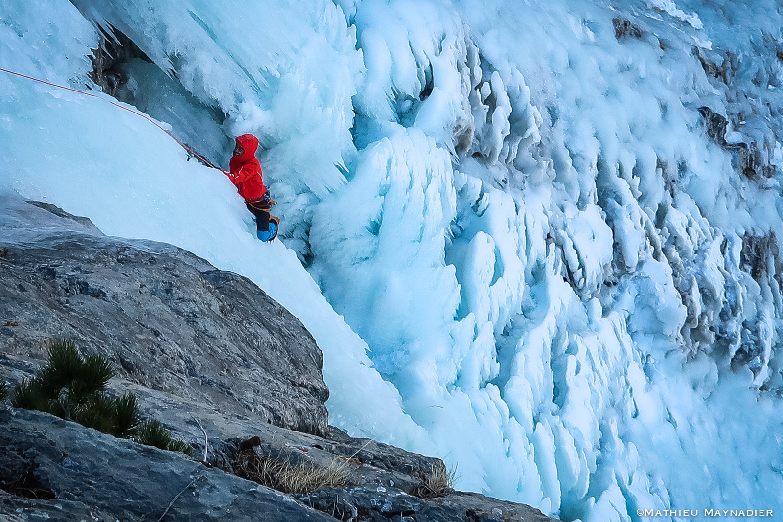 Grimpeur en train de grimper la cascade de glace de Vautreuil