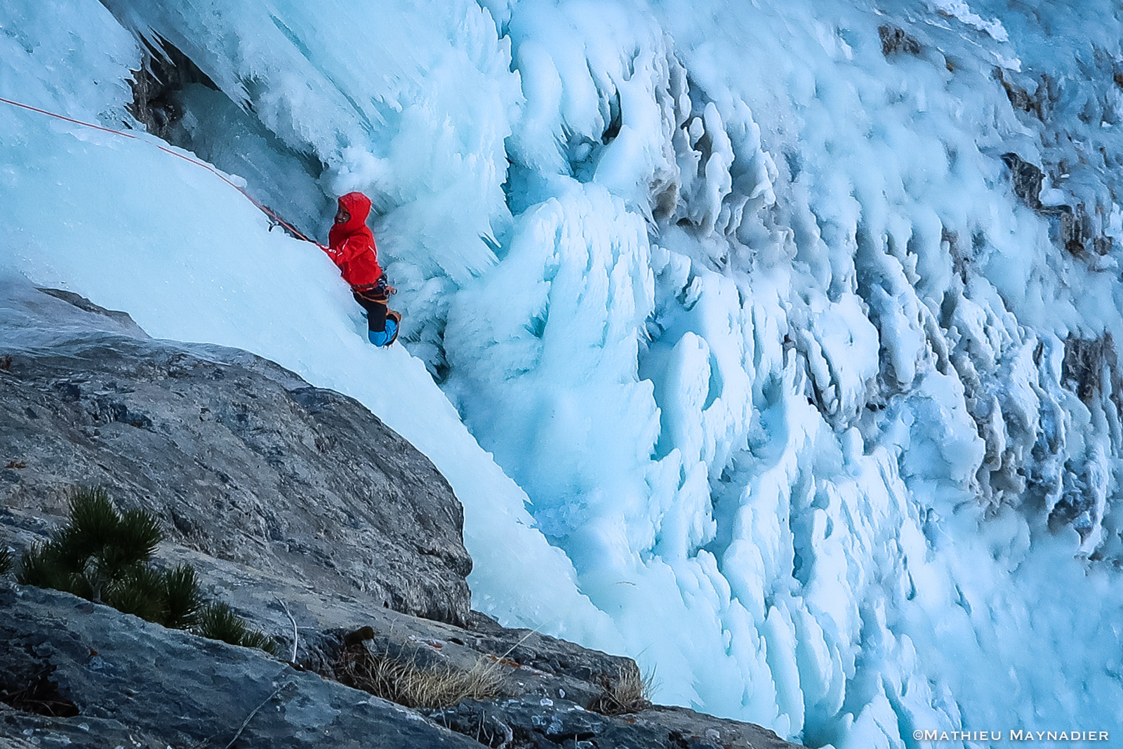 Grimpeur en train de grimper la cascade de glace de Vautreuil