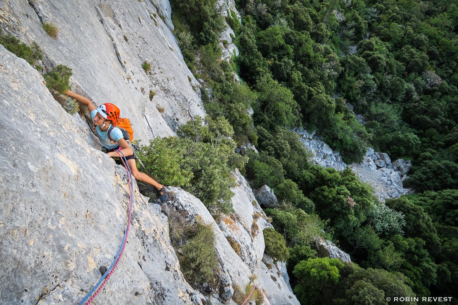 Grimpeur dans la Romaine terrain daventure  la Sainte Baume