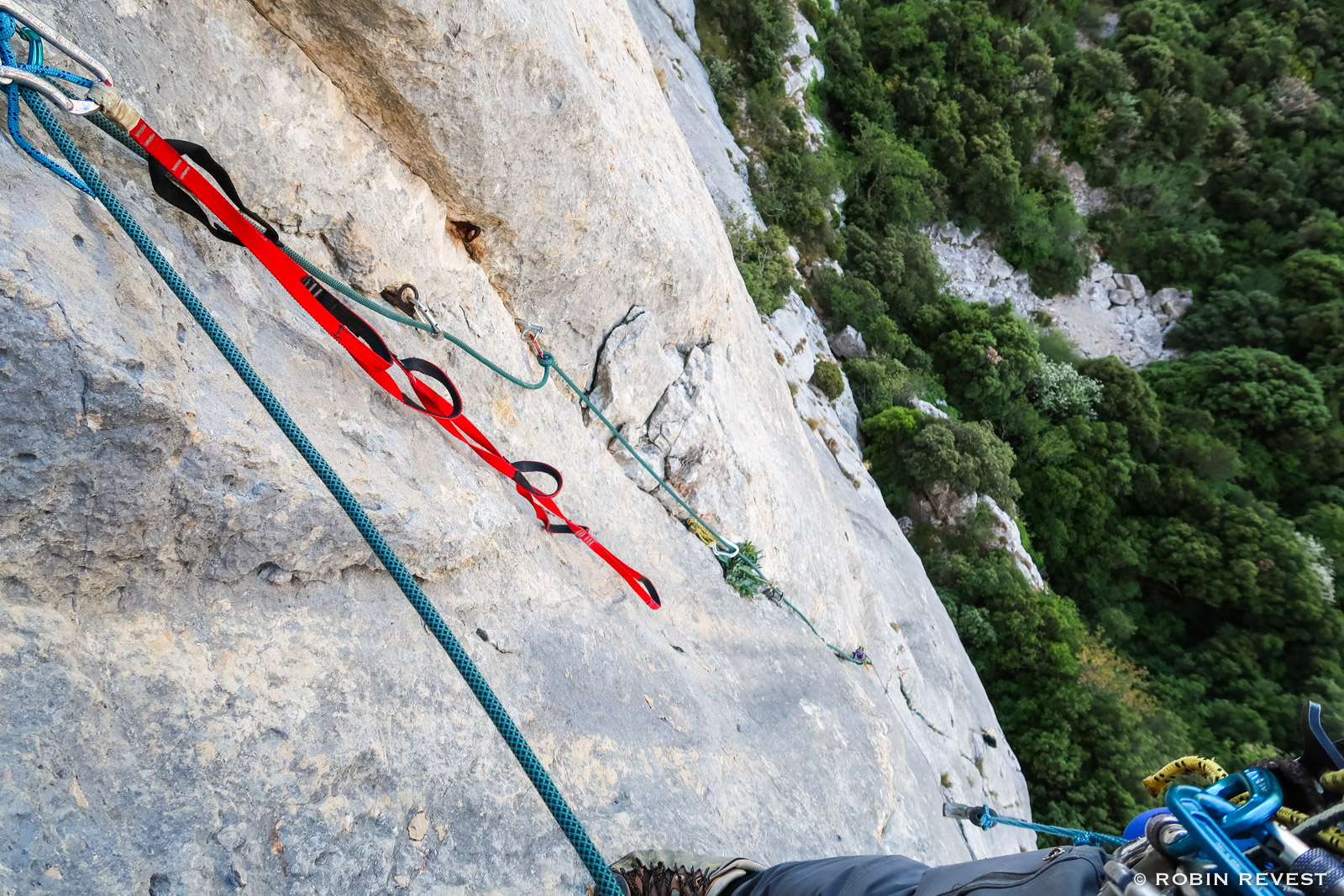 Vue plongeante sur L2 de la voie la Romaine  la Sainte Baume 2