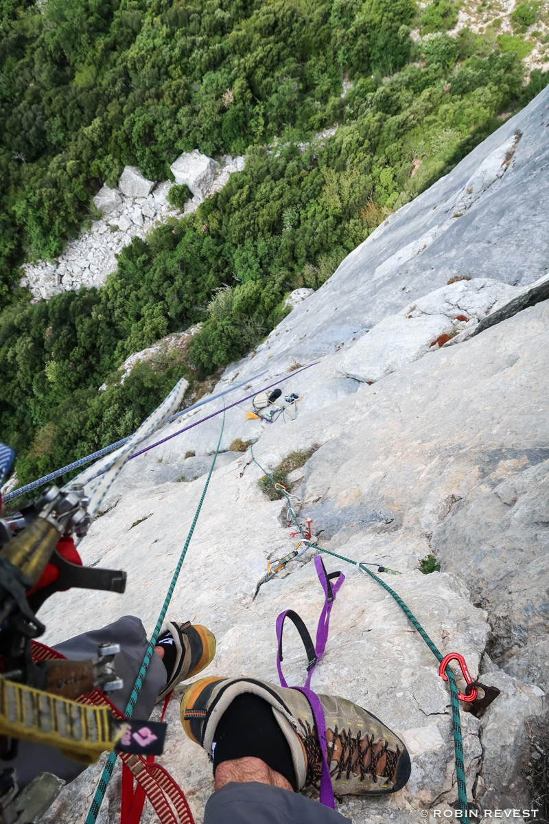 Vue plongeante sur L3 de la Voie la Romaine  la Sainte Baume