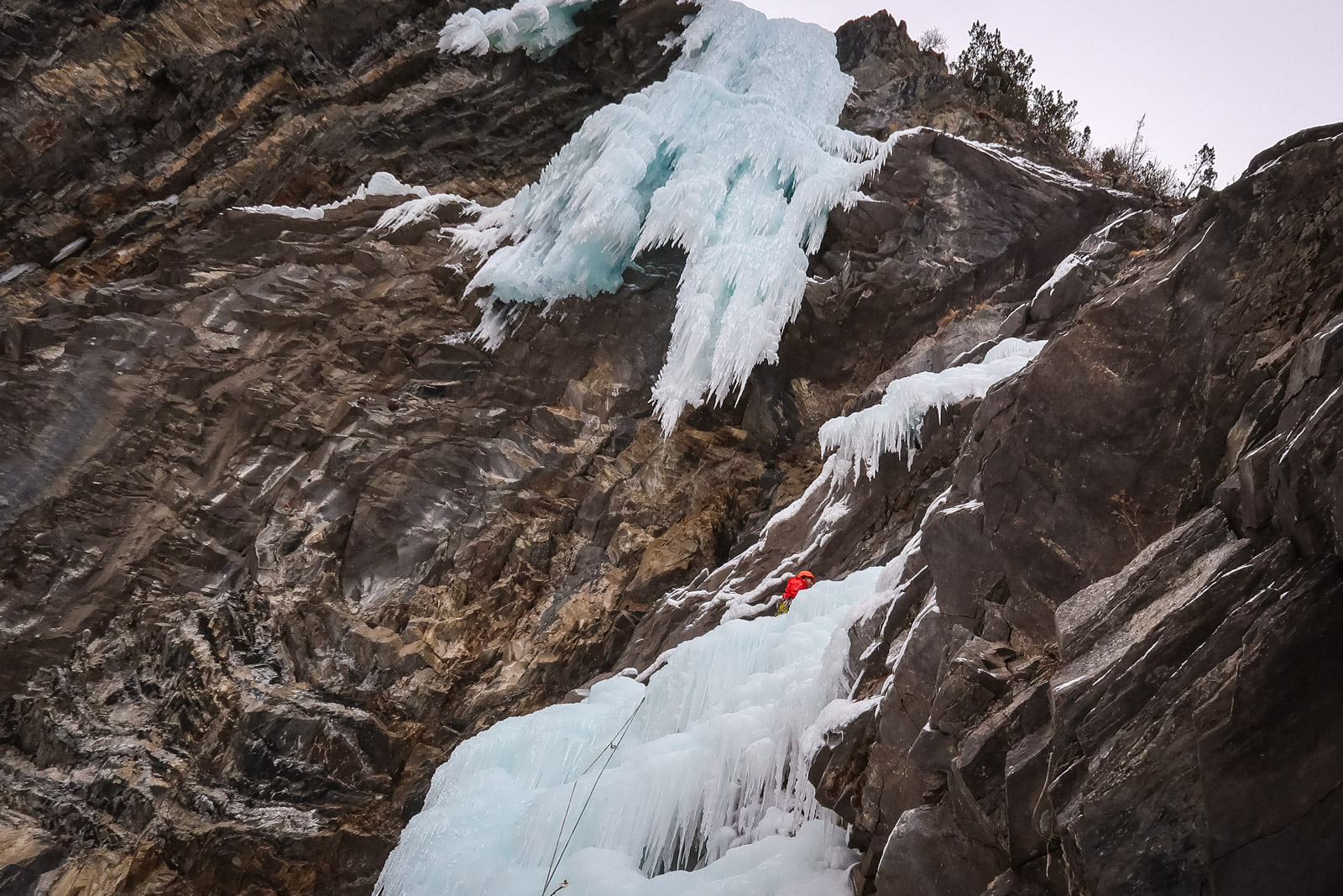 Alpiniste au pied dune cascade de glace  Freissinires